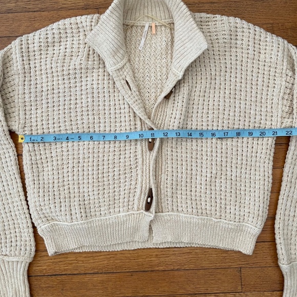 EUC FREE PEOPLE Micah Cardi Sweater Ivory Wooden Toggle Button Women’s Sz Small - Picture 4 of 8